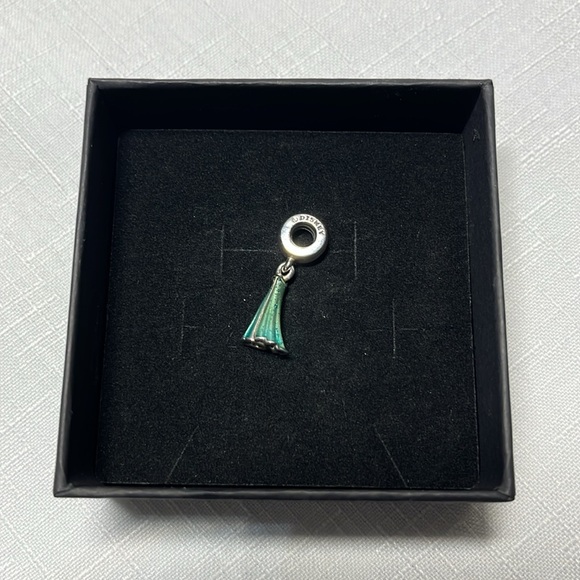 ELSA DRESS
Pandora DISNEY Princess Elsa Dress Frozen Disney Dangle Charm 925 ALE - Picture 6 of 8
